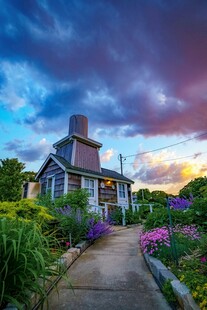 黄昏下的美丽花园小屋