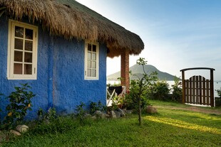 蓝色小屋与户外田园景致