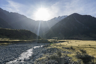 山间溪流迎日出美景
