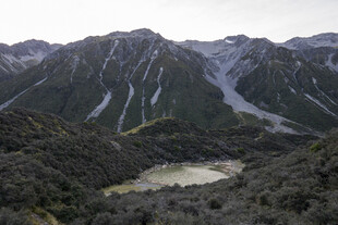山间湖泊与壮丽山峦景观