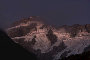 夜幕下的雪山壮丽景观