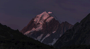 夜幕下的壮丽雪山