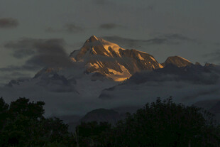 日照金山美景