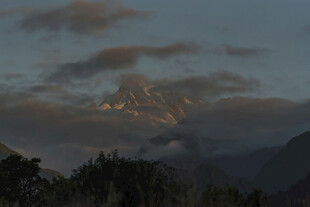 山间晨曦中的壮丽雪山
