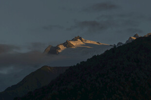 夕阳下的巍峨雪山