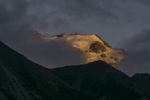 黄昏下的壮丽雪山