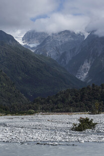 壮丽山川间的宁静水域
