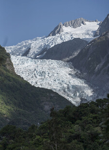 壮丽雪山与葱郁山林景观