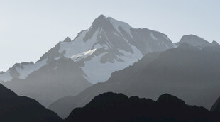 巍峨雪山壮丽景致
