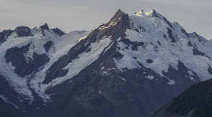 巍峨雪山壮丽景致