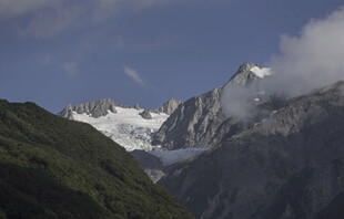 雪山与青山相映成景