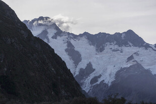 巍峨雪山壮丽景致