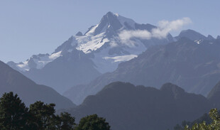 巍峨雪山与葱郁山林