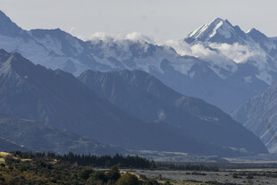 壮丽雪山远景风光
