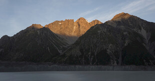 夕阳下的壮丽山峦景色