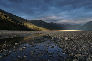 山间湖畔碎石美景