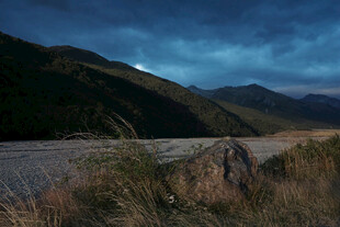 山间暮色中的旷野风景
