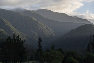 山峦叠翠间的自然美景