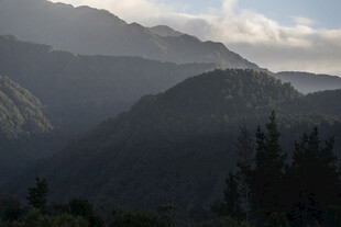 山峦云雾间的自然美景