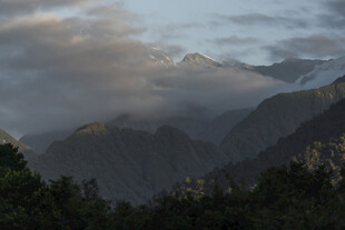 山间云雾缭绕的壮丽景致