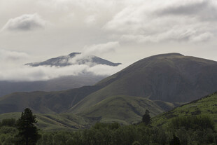 云雾缭绕的山峦美景