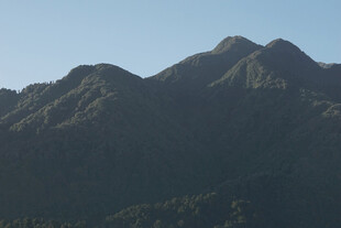 巍峨青山