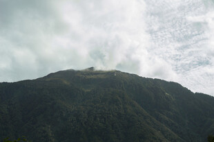 云雾缭绕的巍峨山峰