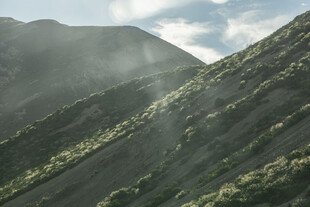 青山翠谷间的自然美景
