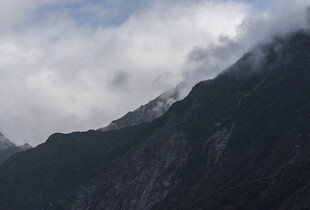 云雾缭绕的巍峨山峰