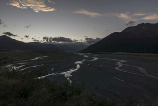 山间河谷暮色风景