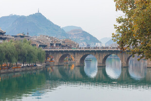 古桥映山水间的宁静美景