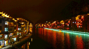 夜晚河畔璀璨灯光美景
