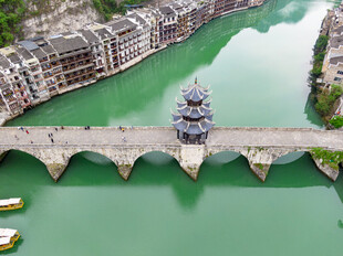 古桥横跨绿水间的美景