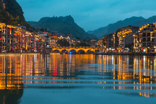 山水间的璀璨夜景