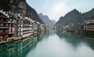 山水间的古朴临水建筑群