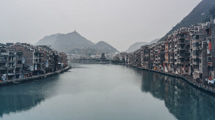河畔山城风光