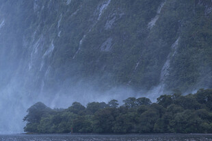 雨中迷雾笼罩的山林岛屿