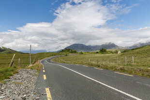 蜿蜒公路通向远方美景