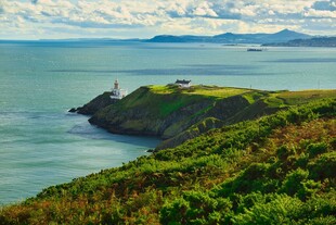 海岸风光葱郁山丘与碧海