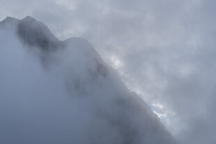 云雾缭绕的巍峨山峰