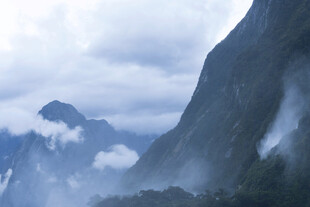 云雾缭绕的壮丽山景