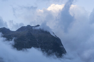 云雾缭绕中的巍峨山峰