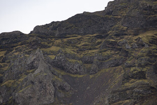 陡峭嶙峋的岩石山峰