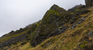 山间嶙峋岩石与枯黄草地