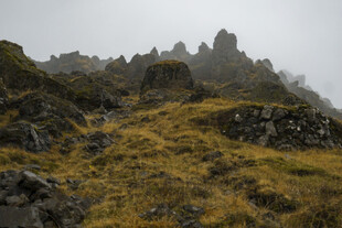 山间雾中嶙峋岩石与草地