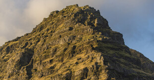 巍峨山峰展现自然之美