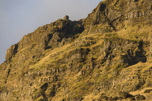 陡峭山峰上的自然景观
