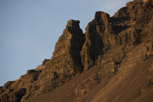 险峻山峰轮廓