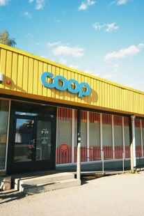 黄色商店外观