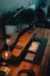 酷炫电脑桌面办公设备展示